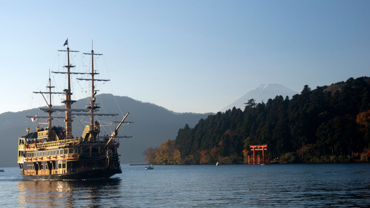 The Most Amazing Tokyo to Hakone Day Trip Itinerary Ever - Lake Ashinoko with Mt. Fuji cruise